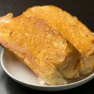 鉄板で焼き上げるシェフ自慢の逸品。肉の旨みを吸った鉄板でしか出ない味を堪能できます。カリカリの食感と濃厚な味わいは一度食べたらやみつきになること請け合いです。