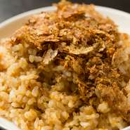 元は名護に訪れたキャンプ中の野球選手に振るまっていた裏メニュー。肉の旨みをたっぷり吸わせて焼き上げ、鉄板でできる「おこげ」は絶品です。これを目当てに足繁く通うゲストも多いとか。