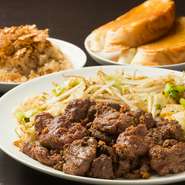 シェフ自ら市場・八百屋・JA直売所に足を運び、野菜はすべて新鮮な沖縄産を使用。シェフの出身地だからこそわかる地元の美味しさを来店するすべての人に届けています。