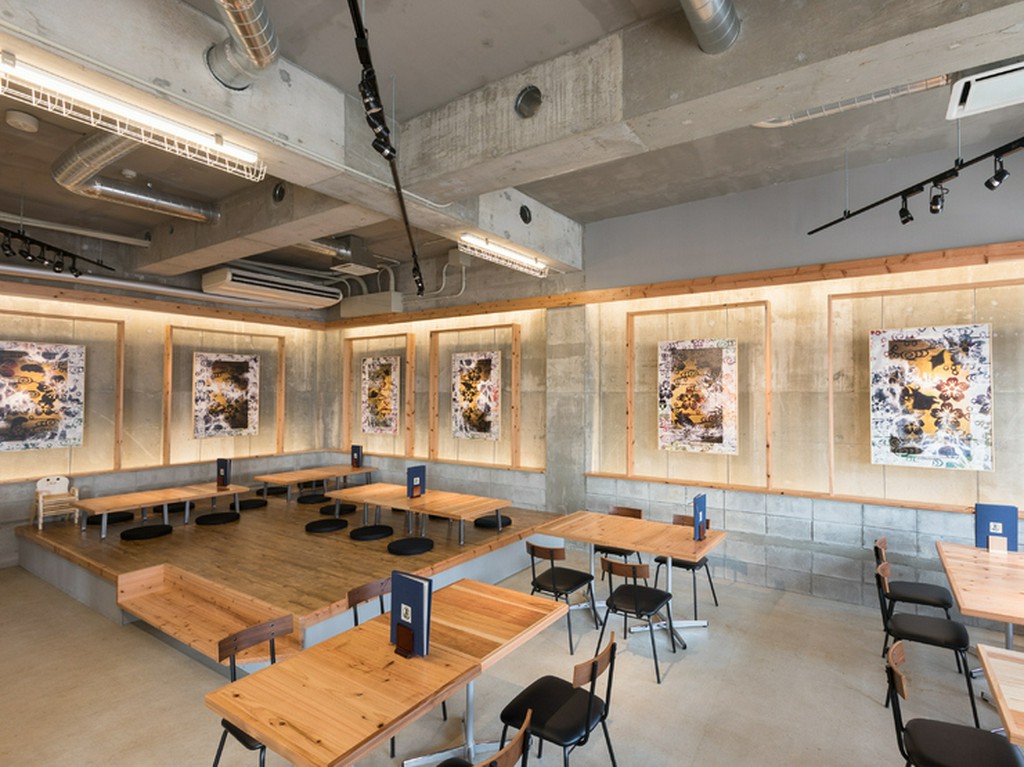 コンクリートと木が調和した、シンプルモダンな内装デザイン