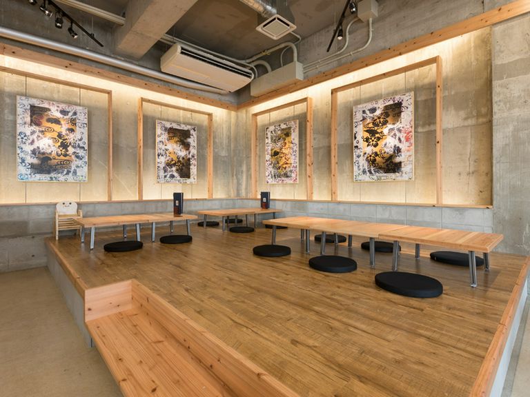 木の温もりと清潔感が心地よい、小上がりの座敷スペース