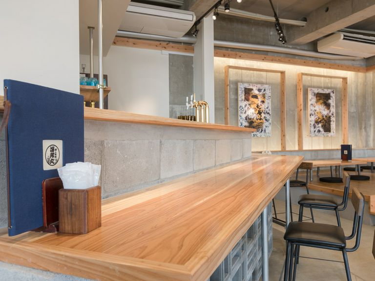 一人でも気兼ねなく利用できる、カジュアルなカウンター席