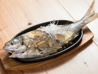 沖縄の近海魚を丸ごと使った贅沢な『魚のバター焼き』