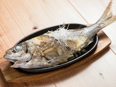 沖縄の近海魚を丸ごと使った贅沢な『魚のバター焼き』