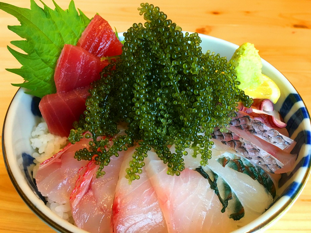 新鮮な地魚とプチプチの海ぶどうがコラボした『海ぶどう海鮮丼』