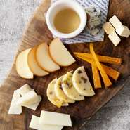 ピスタチオとドライフルーツをプロセスチーズに練り込み、食感と香りを楽しめるチーズに!!　