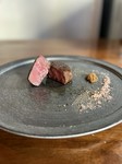 国産の上質なヒレ肉(120g)をミディアムレアでシンプルに仕上げました。タスマニア産粒マスタードとヒマラヤ岩塩をお好みでつけながら、お召し上がりください。