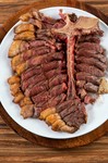 牛１頭から 1％にも満たない希少部位がポーターハウス。柔らかくジューシーで味わい深い一皿。アメリカ産『ブラックアンガス牛』をミディアムレアで焼き上げ、肉の旨味を引き出しました。