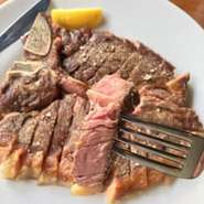 ヒレ部位とサーロイン部位を同時に味わえる肉界のキング!!　 豪快にグリルし、中はしっとりジューシーなミディアムレアに仕上げました。
約400g～800gでの提供となります。