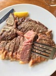 ヒレ部位とサーロイン部位を同時に味わえる肉界のキング!!　 豪快にグリルし、中はしっとりジューシーなミディアムレアに仕上げました。
約400g～800gでの提供となります。