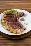 赤身の強いサーロイン部位のみを使用。シンプルながらも肉の力強さを感じる一皿です！！
約300g～600ｇでの提供となります。