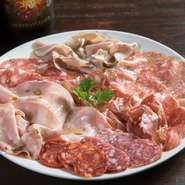 イタリア産加工肉の最高峰・レボーニ社の生ハムやサラミをご用意