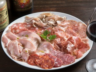 イタリア産加工肉の最高峰・レボーニ社の生ハムやサラミをご用意