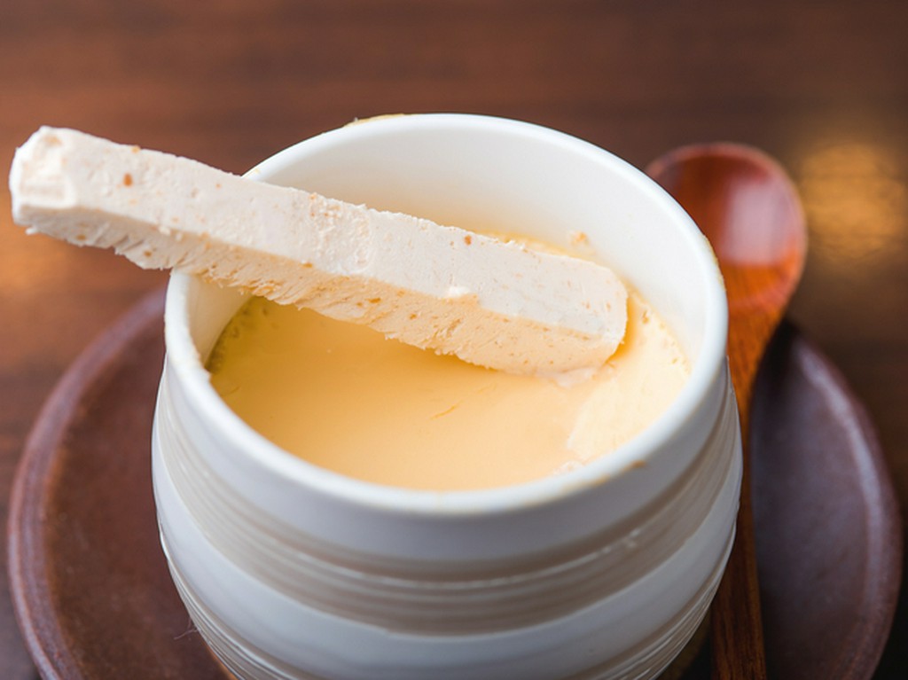 繊細なムースが味を引き立てる『茶碗蒸し　海老ミソのムースかけ』