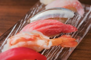 良質な天然の魚を中心に、北海道をはじめとする全国の魚介を厳選
