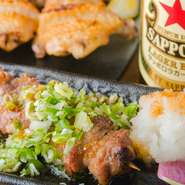 カウンター席とテーブル席があり、どちらも広々快適。店主の焼き技を間近に臨めるカウンター席はお一人様の特等席。串焼きとおでんが名物なので、1本＆1個から頼めるのも気軽。名物の『ラム肩ロース』もぜひ！
