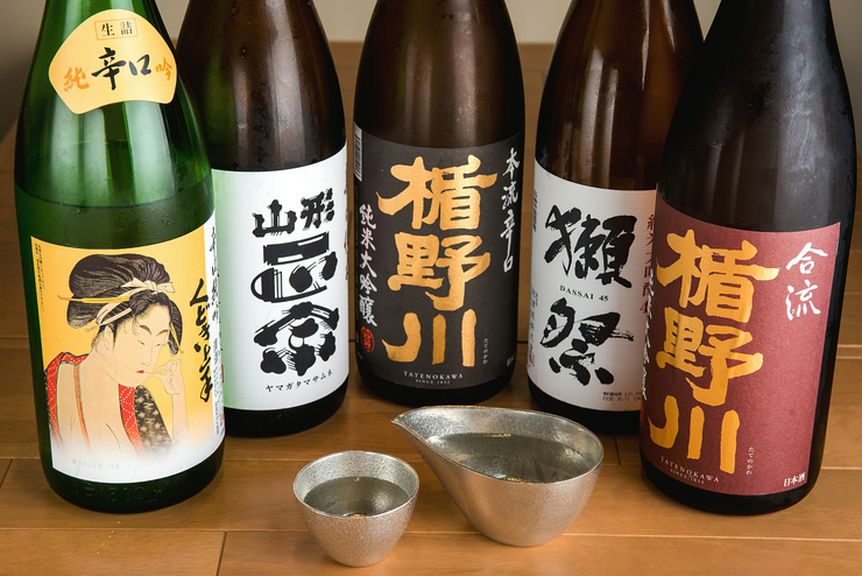 旨い串焼きとおでんに合う日本酒が充実。お得な飲み比べセットも