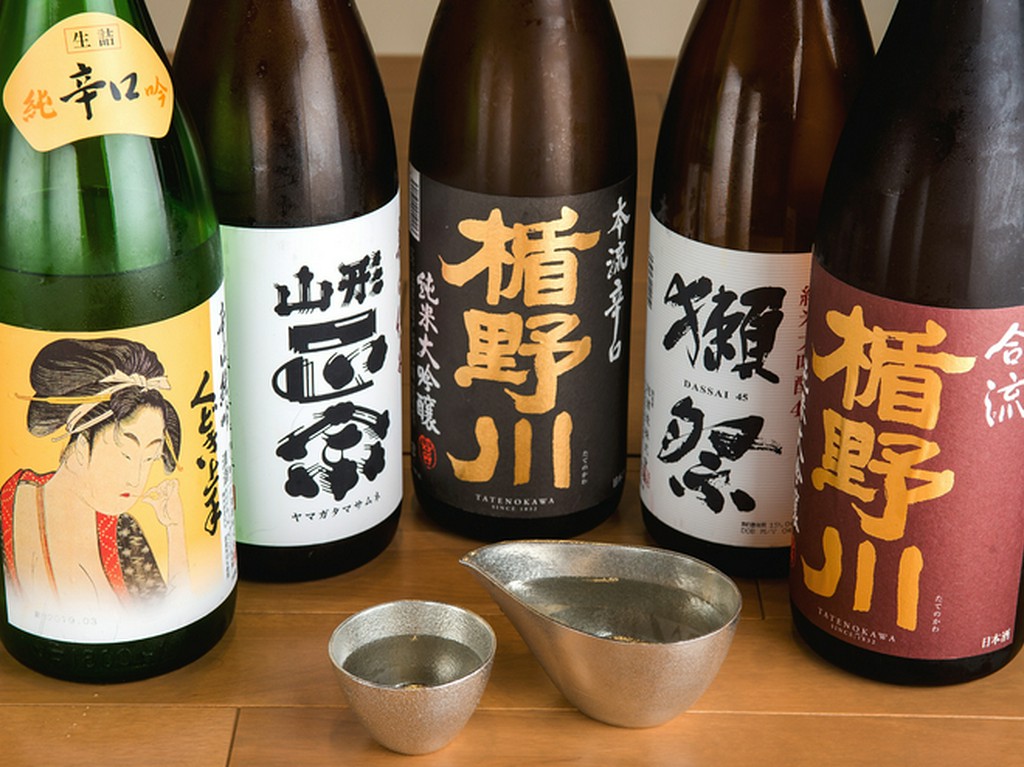 旨い串焼きとおでんに合う日本酒が充実。お得な飲み比べセットも