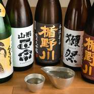 東北を中心に日本各地の旨い地酒がずらり。山形の銘酒「楯野川」は独自ルートにより、超プレミアムな希少酒も入荷。ショーケースからお客様が好きな銘柄を選べる、3種×60ccの飲み比べセット800円も好評！
