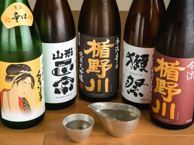 旨い串焼きとおでんに合う日本酒が充実。お得な飲み比べセットも
