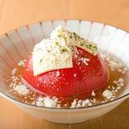 定番の食材に加え、変わりダネが豊富なのも【安】の楽しみ。人気の『トマトのおでん』は出汁の味を含ませたトマトとチーズの相性が抜群。スープ感覚でさっぱり味わえる『湯葉』『岩海苔』『くずきり』おでんも好評。