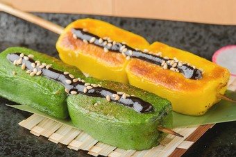 もっちり食感と特製味噌が絶品『生麩田楽串 あわ・よもぎ』