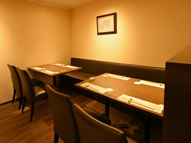 個室感覚でゆったりと。10名以上で貸し切れるテーブル席