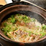 お店ならではの味わいを満喫する『鯛土鍋炊込み御飯』