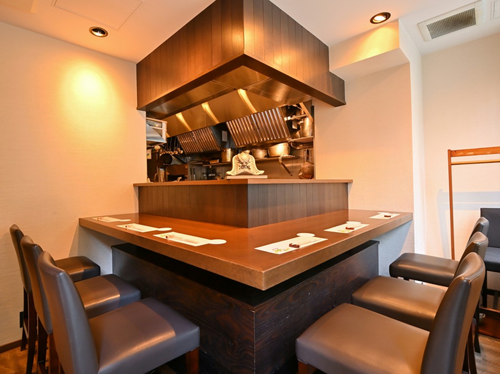 店主との会話を楽しめ、特別感のあるカウンター席