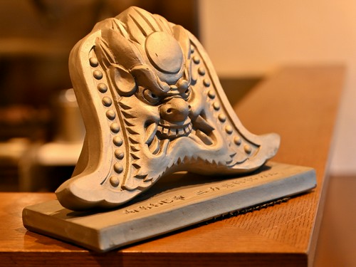 カウンターに飾られた鬼瓦