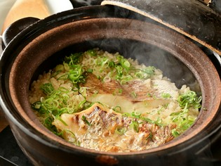 お店ならではの味わいが人気『鯛土鍋炊込み御飯』