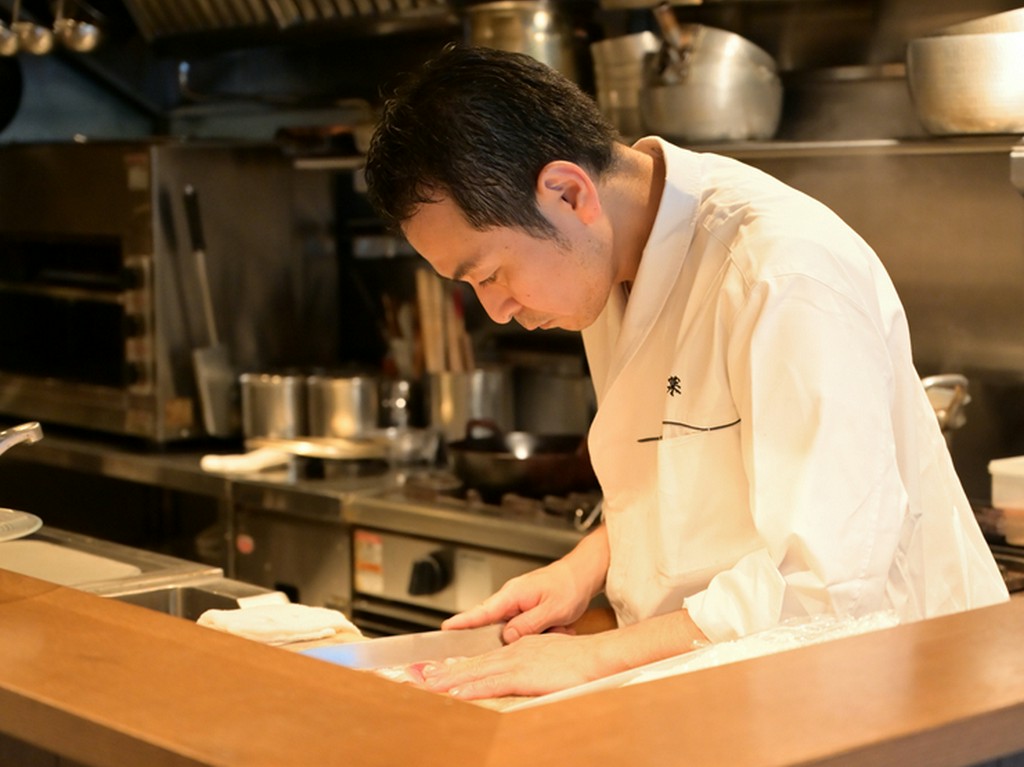 気の効いたサービスでおもてなし。カウンター席では声掛けも