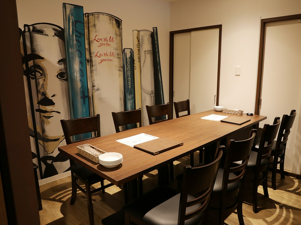 スタイリッシュに食事を満喫。白を基調としたモダンな空間