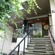 総席数120席、10名用や6名用の半個室席も用意し、デートや宴会、女子会利用など多彩なシーンで活躍する【原価ビストロチーズプラス　四条烏丸】。駅から程近く、集合しやすい立地も嬉しいポイントです。