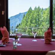 緑豊かな避暑地の中にたたずむ欧風レストラン。山の稜線を遠くに見ながら、日常から離れ、ただただ「美しい自然の中で、心豊かにおいしいものを食べる」という贅沢が味わえます。