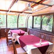 生野高原カントリークラブまで、車で2分。日頃ビジネスの会話が多い取引先の方とゴルフを堪能しリフレッシュした後の会食に。美しい景色を眺めながら美食のひとときはいかがでしょうか。