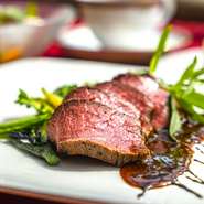 パートナーとの記念日や、大切な方の誕生日といった特別な日のデートやお祝いには、抜群のロケーションの中、足立シェフの真心のこもった料理とスタッフの高いサービスで心に残る特別なひと時を演出いたします。
