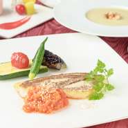 定番のメインがお魚料理のコースです。
スープ・サラダ・デザート・パン又はライス・カフェ付き
メインに白身魚をよく使用します。
