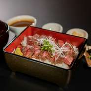 但馬牛の美味しさをお気軽に堪能できる牛重。
・お重
・逸品
・お吸い物
・香物
・カフェ付