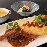 ボリューム満点のお子様ランチ！
ミニオムライス、手づくりハンバーグ、ウインナー、フレッシュサラダ、カップスープ、デザート