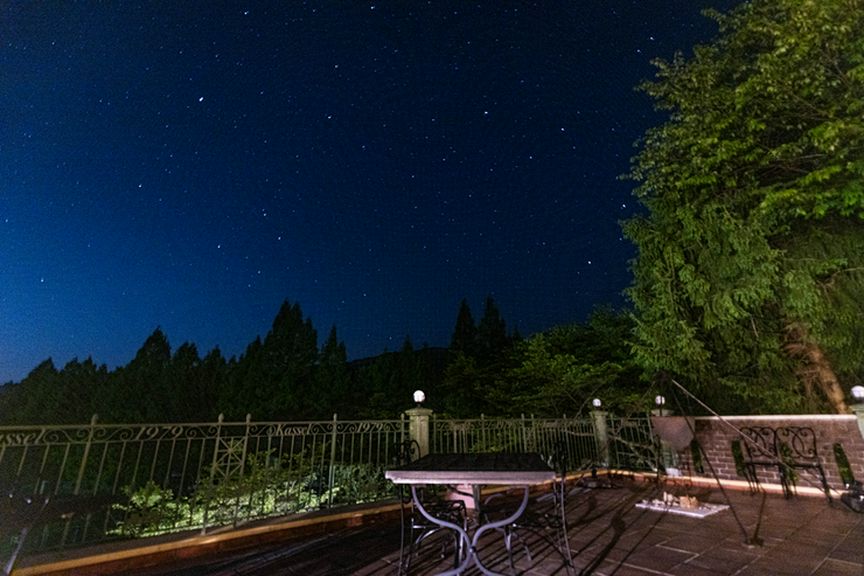 夜は満天の星空をバックに