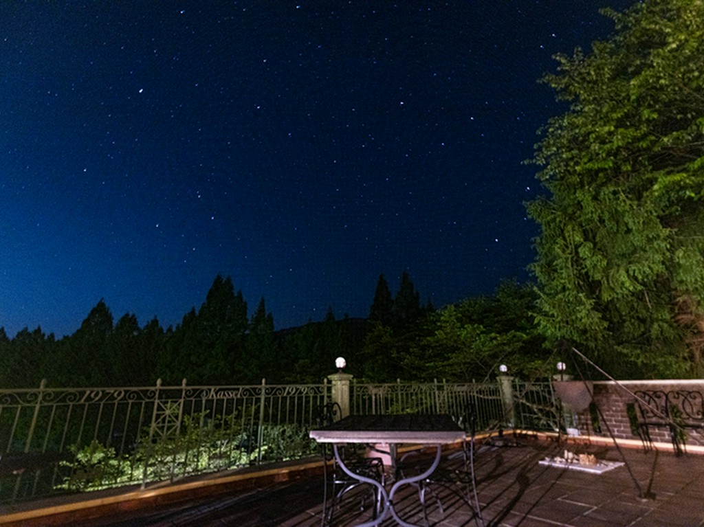 夜は満天の星空をバックに