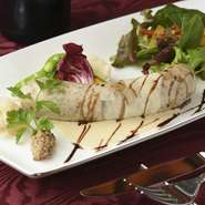 ソーセージは温度管理がおいしさの秘訣。肉をしっかりこね、こねている間に肉の温度が上がらないよう注意が必要。そんな繊細な作業によってジューシーに仕上げたドイツ風のホワイトソーセージです。