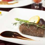 ステーキメニューに使用しているのは、兵庫県が産んだ自慢のブランド牛「但馬牛」。等級はA4ランク以上を使用するなど、肉質のよさも自慢です。