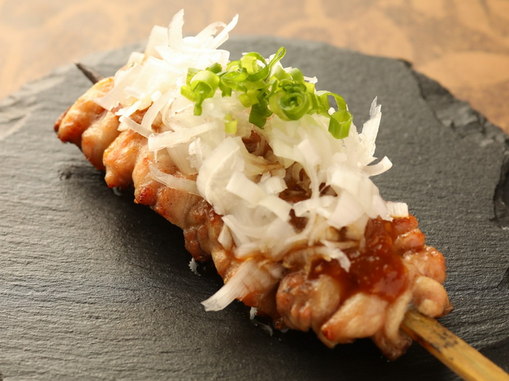 鶏肉の旨味とネギの爽やかな辛味を、甘辛味噌が絶妙にまとめる『せせり』