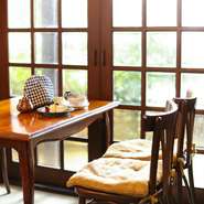 モーニングやランチメニューも豊富なので、お1人さまでもゆっくり過ごすことができます。穏やかな日差しが差し込む空間で、香り高いコーヒーや紅茶の一杯をじっくりと味わえます。