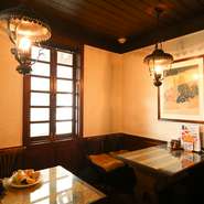 心落ち着くナチュラルモダンな店内は、木目を基調としたインテリアが醸し出すあたたかい雰囲気。ゆったりくつろいで過ごすことができます。つい時が経つのを忘れて長居をしてしまいそうです。