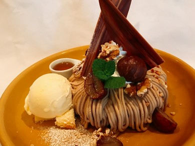 【秋冬Sweets】栗の美味しい季節のみの限定メニュー。地元産の大粒の栗を使用した『モンブランパンケーキ』