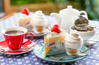 お好きなケーキ＋珈琲or紅茶or林檎ジュース
又はカフェオレ（ハーフサイズ）
ミニソフトクリーム付き
