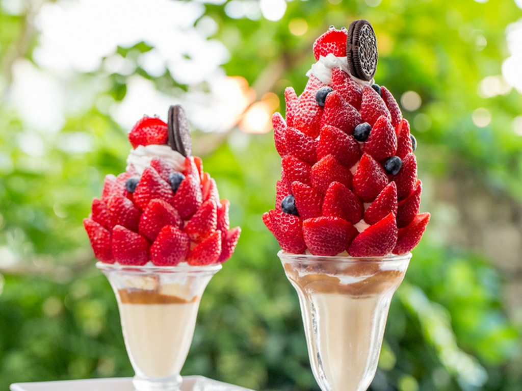 地元産の瑞々しい苺をたっぷり使用した苺のパフェ♡美味しい苺の時期のみの限定sweetｓです。